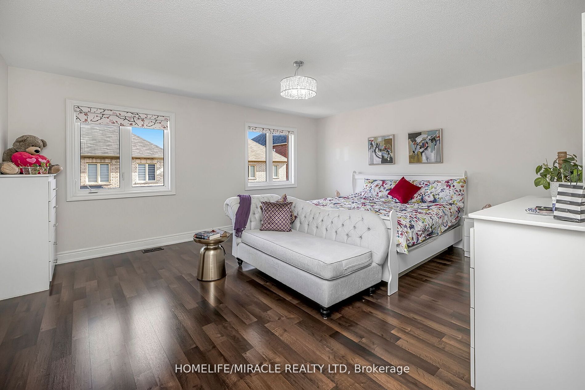 29 Sinatra St