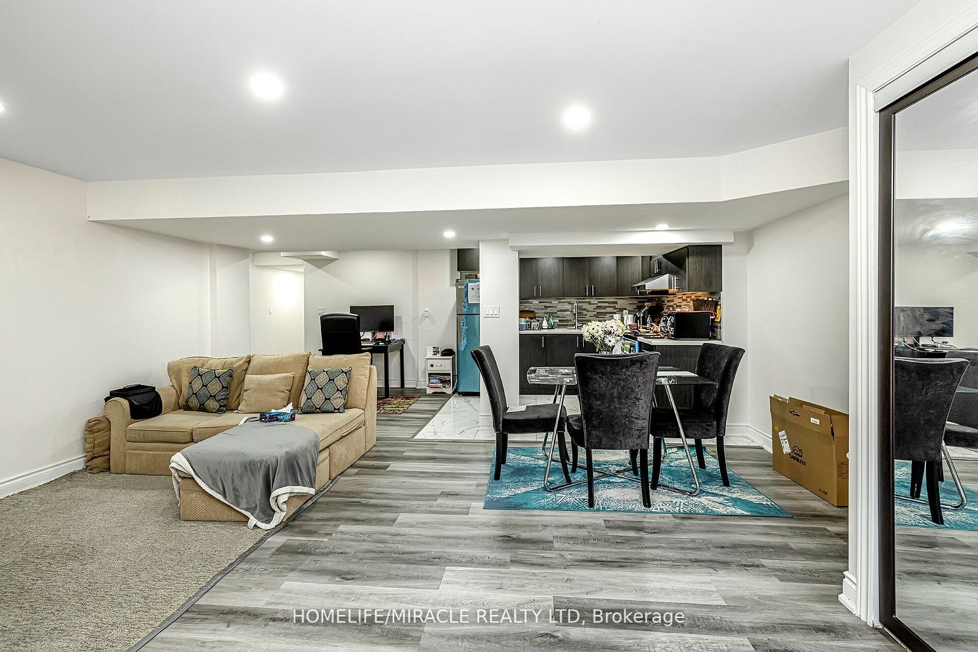29 Sinatra St