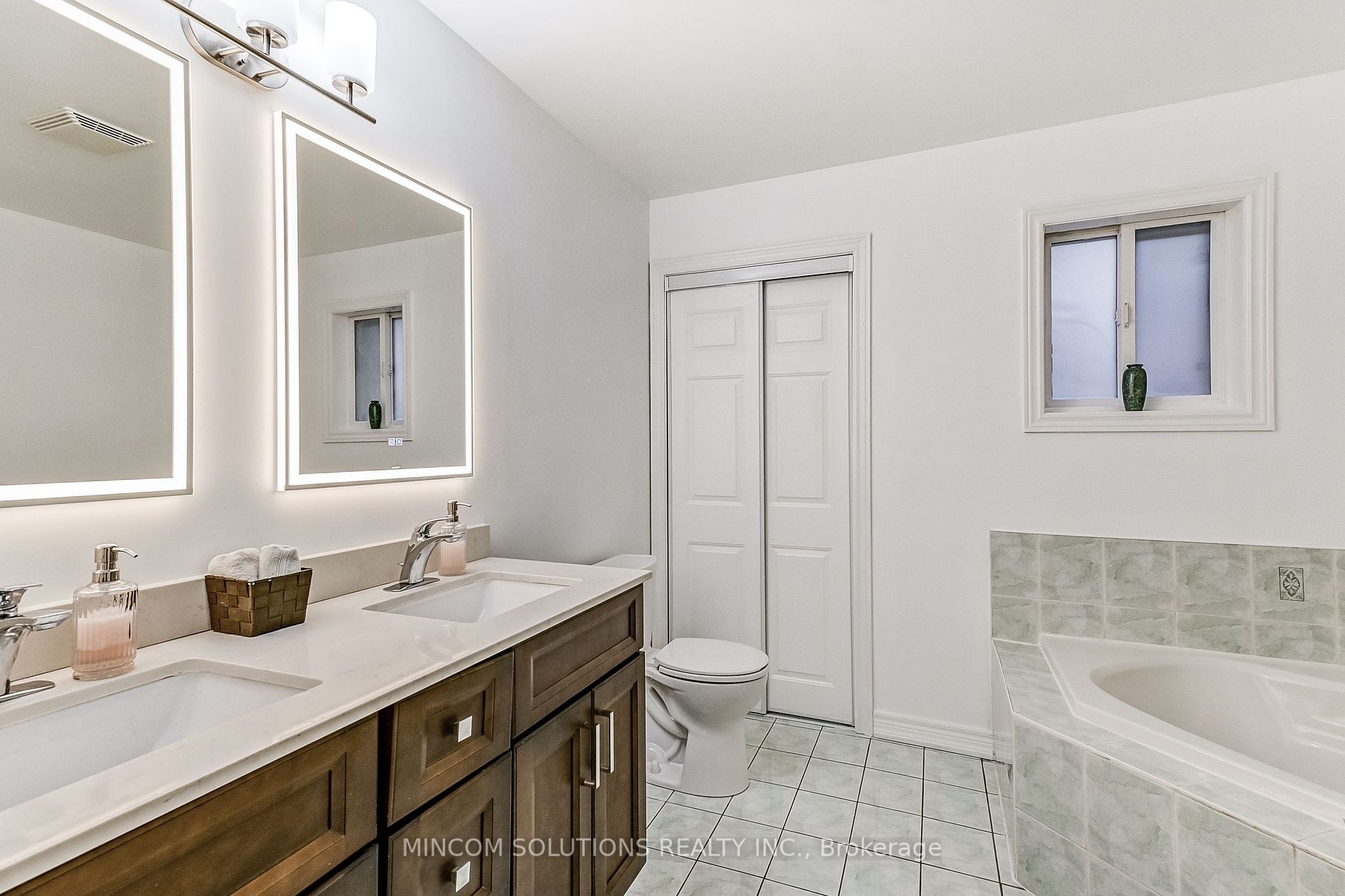 277 Cossack Crt