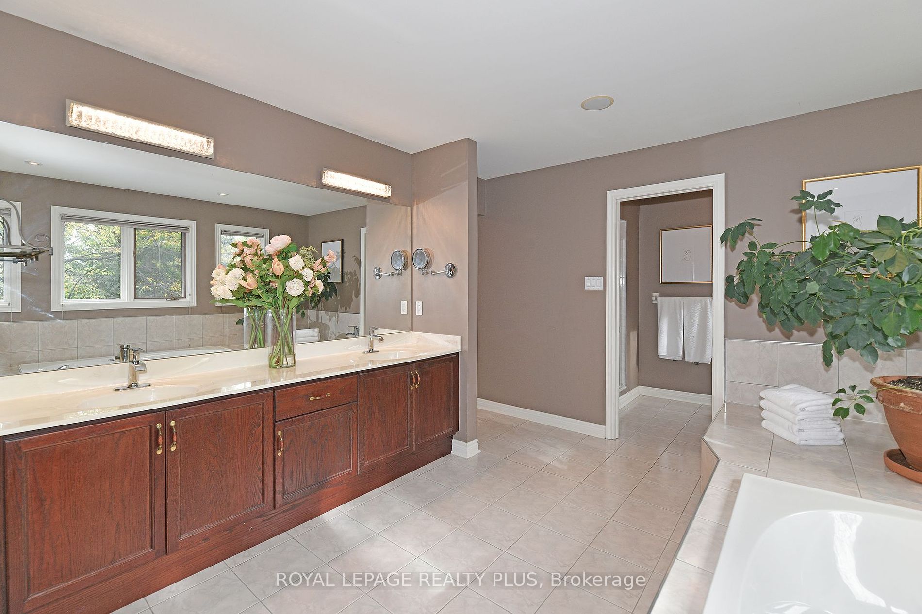 1076 Skyvalley Crescent
