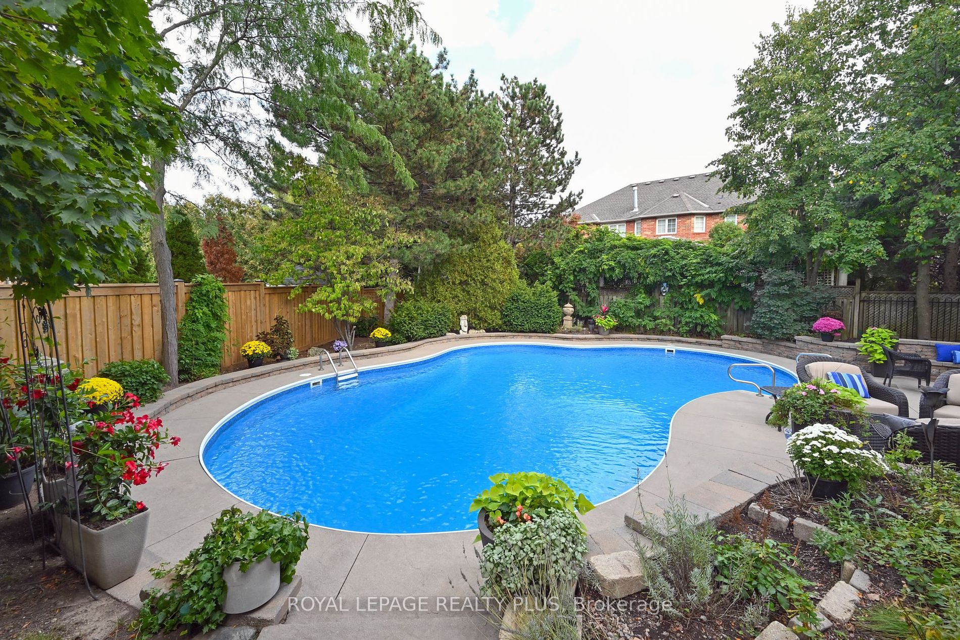 1076 Skyvalley Crescent