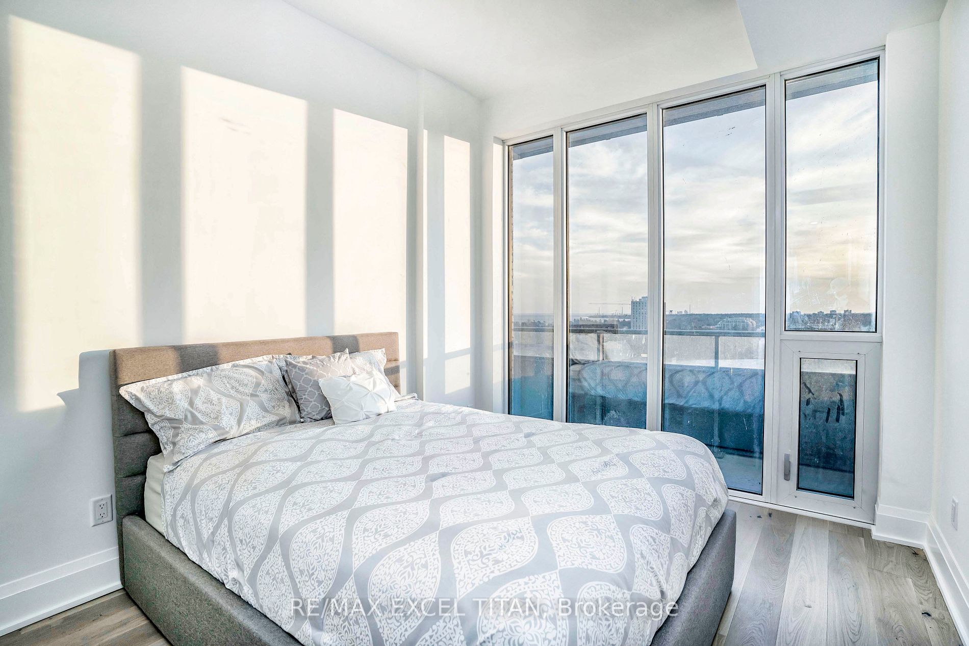 21 Park St E, #1705