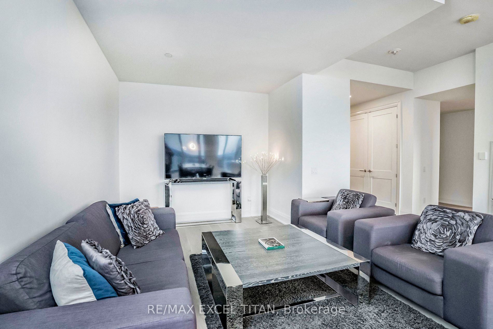 21 Park St E, #1705