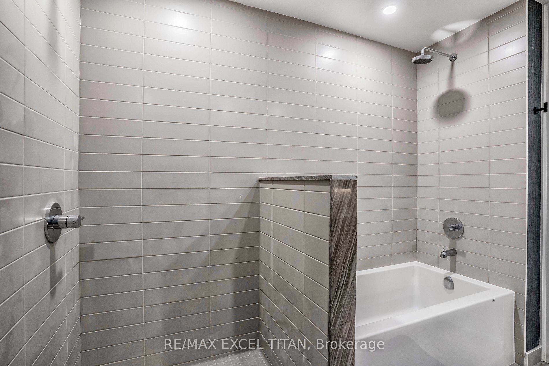21 Park St E, #1705