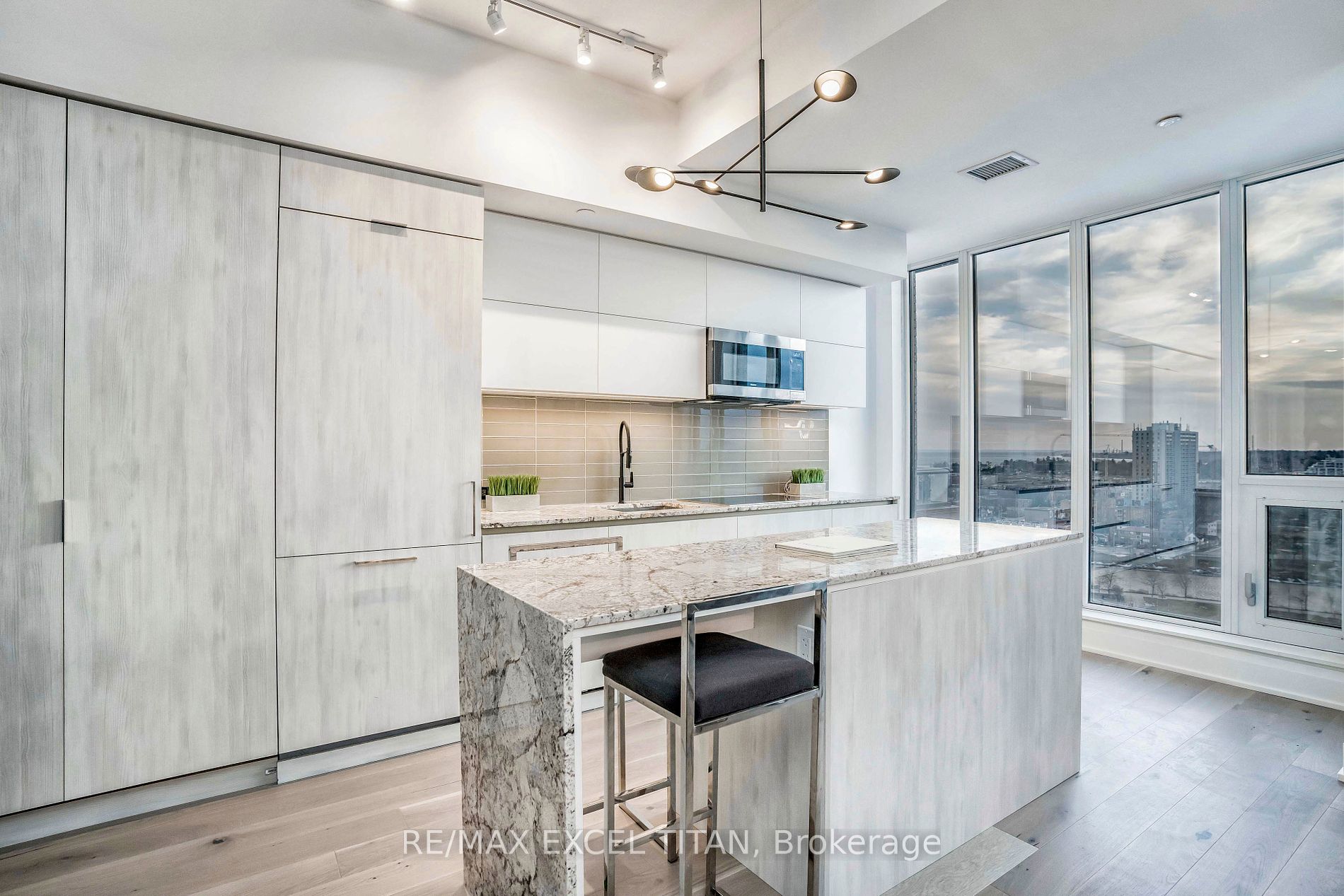 21 Park St E, #1705