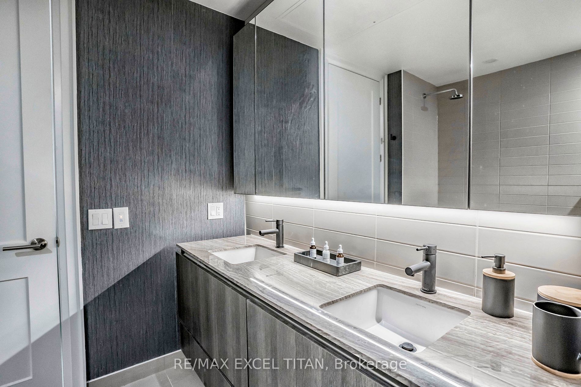 21 Park St E, #1705