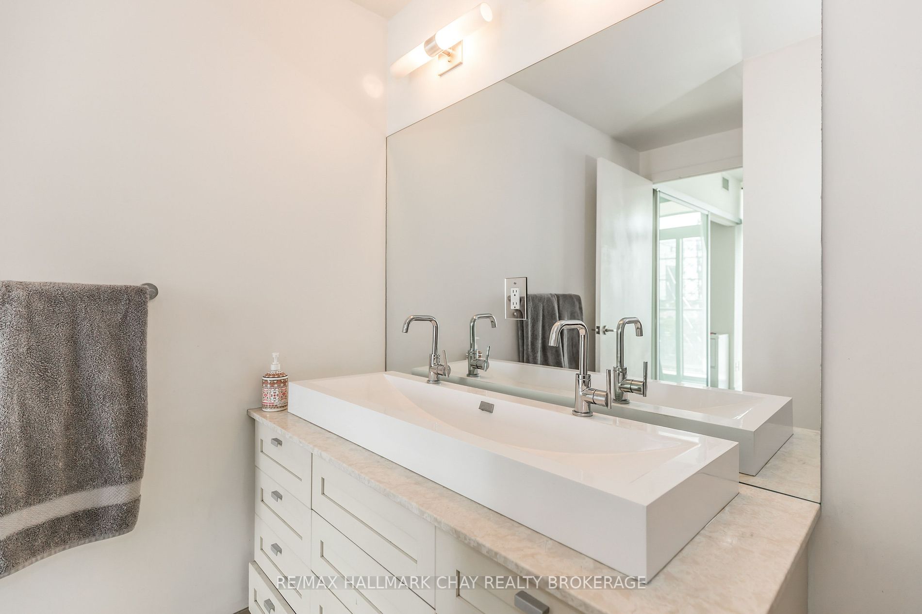 105 The Queensway Ave W, #605