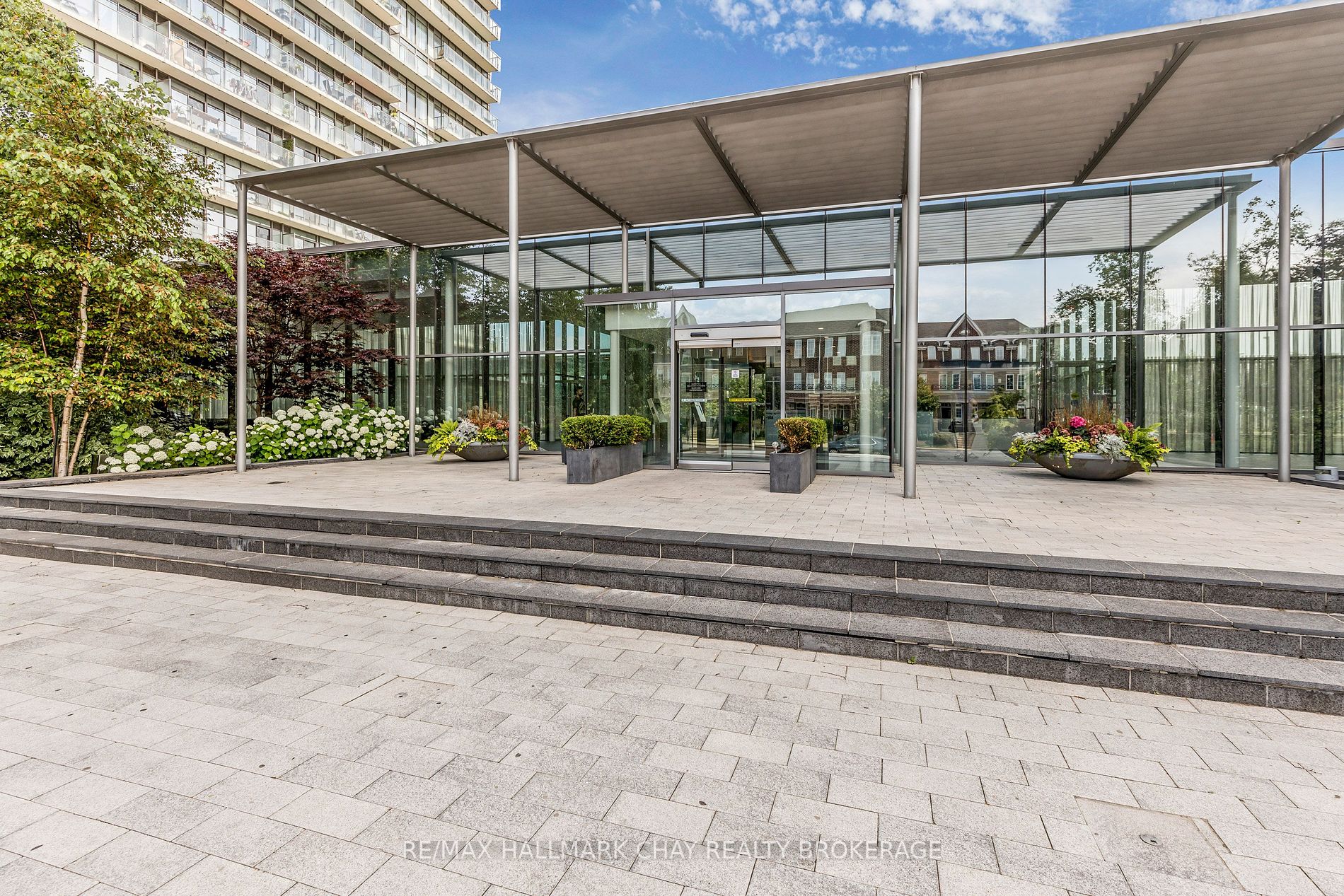105 The Queensway Ave W, #605