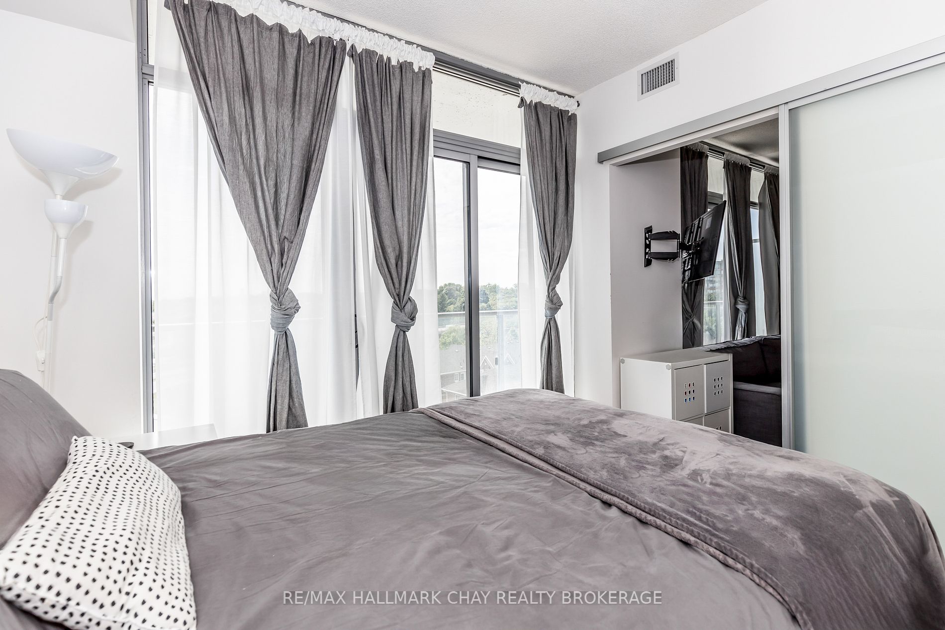 105 The Queensway Ave W, #605