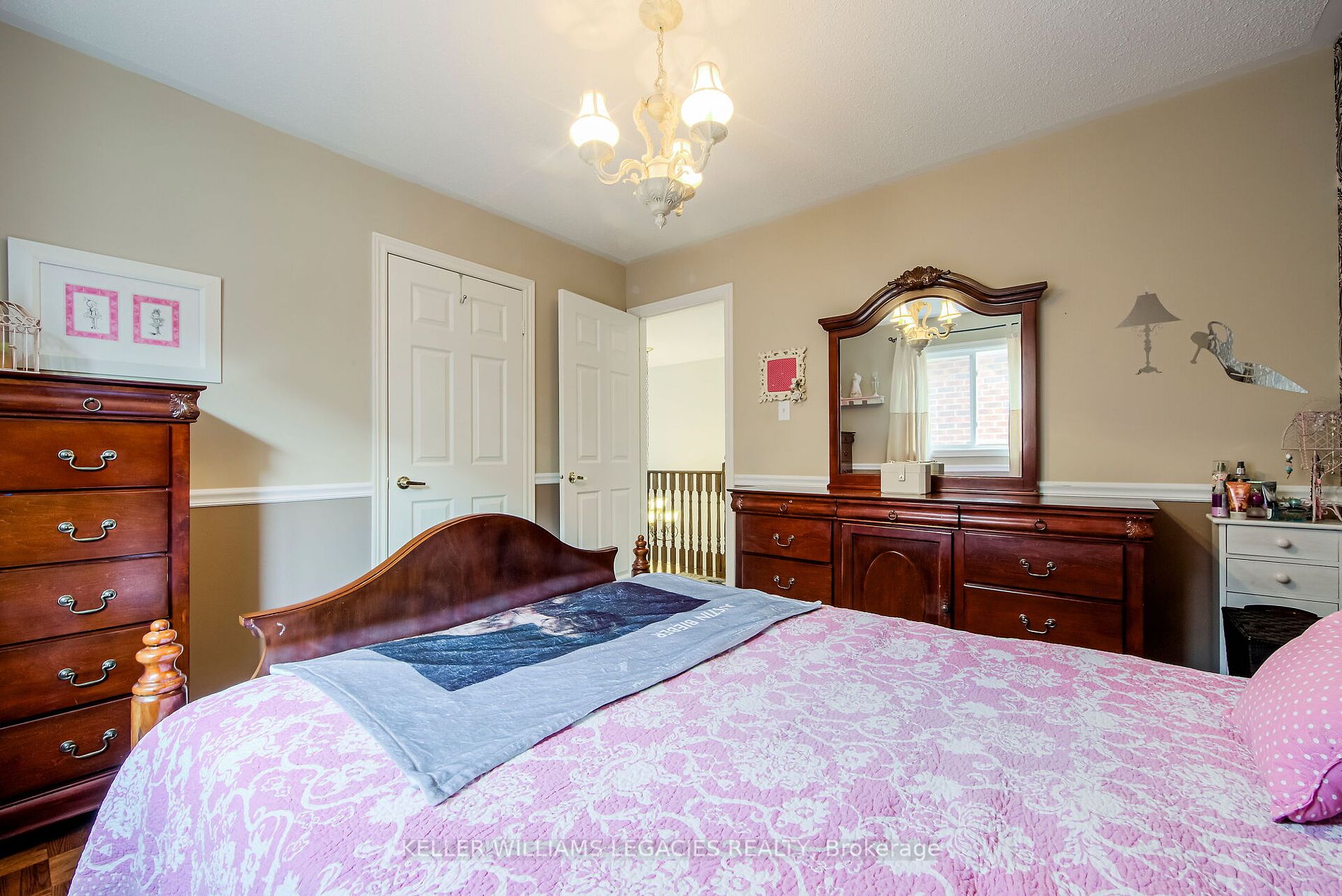 41 Lawren Harris Cres