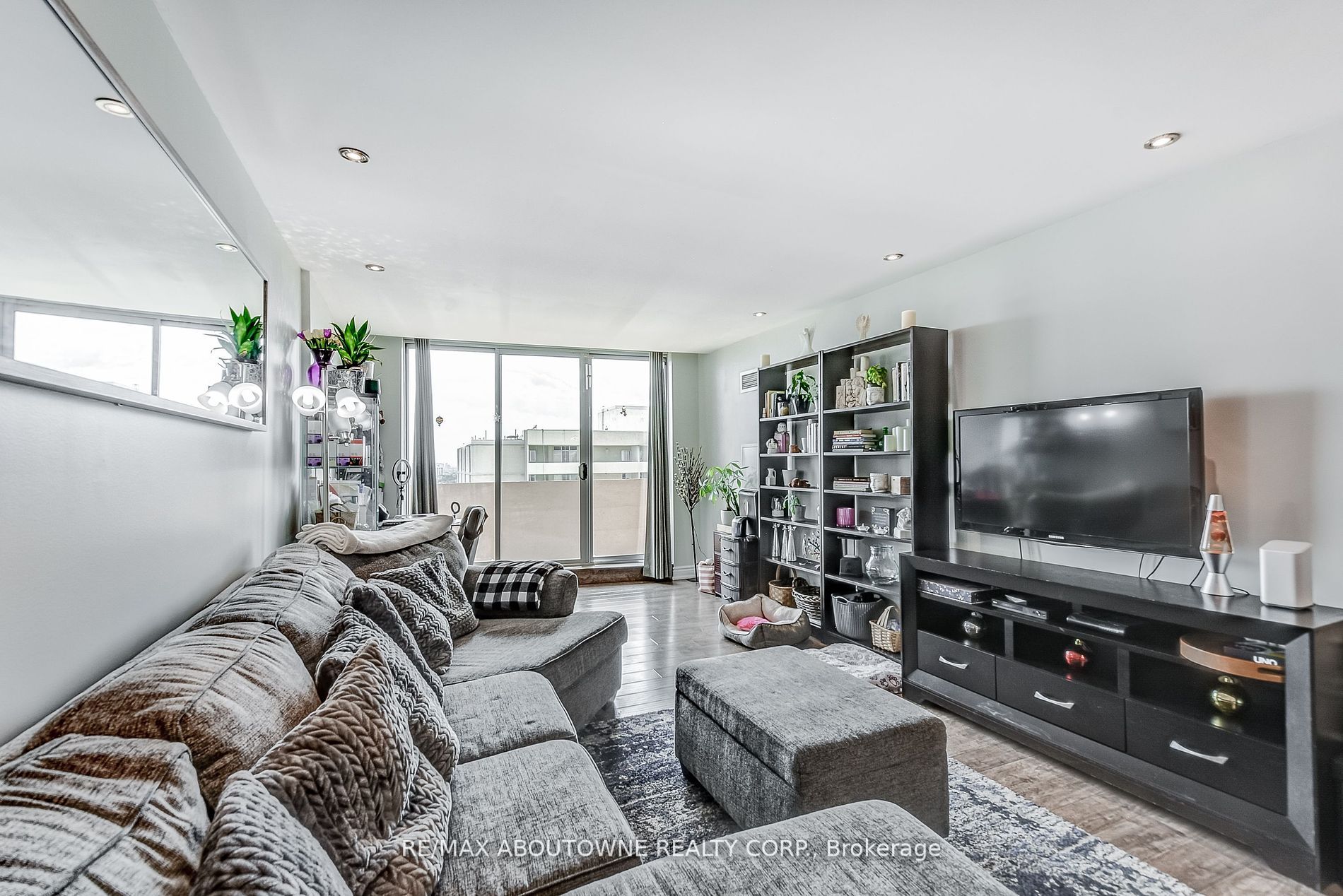 812 Burnhamthorpe Rd, #Ph2