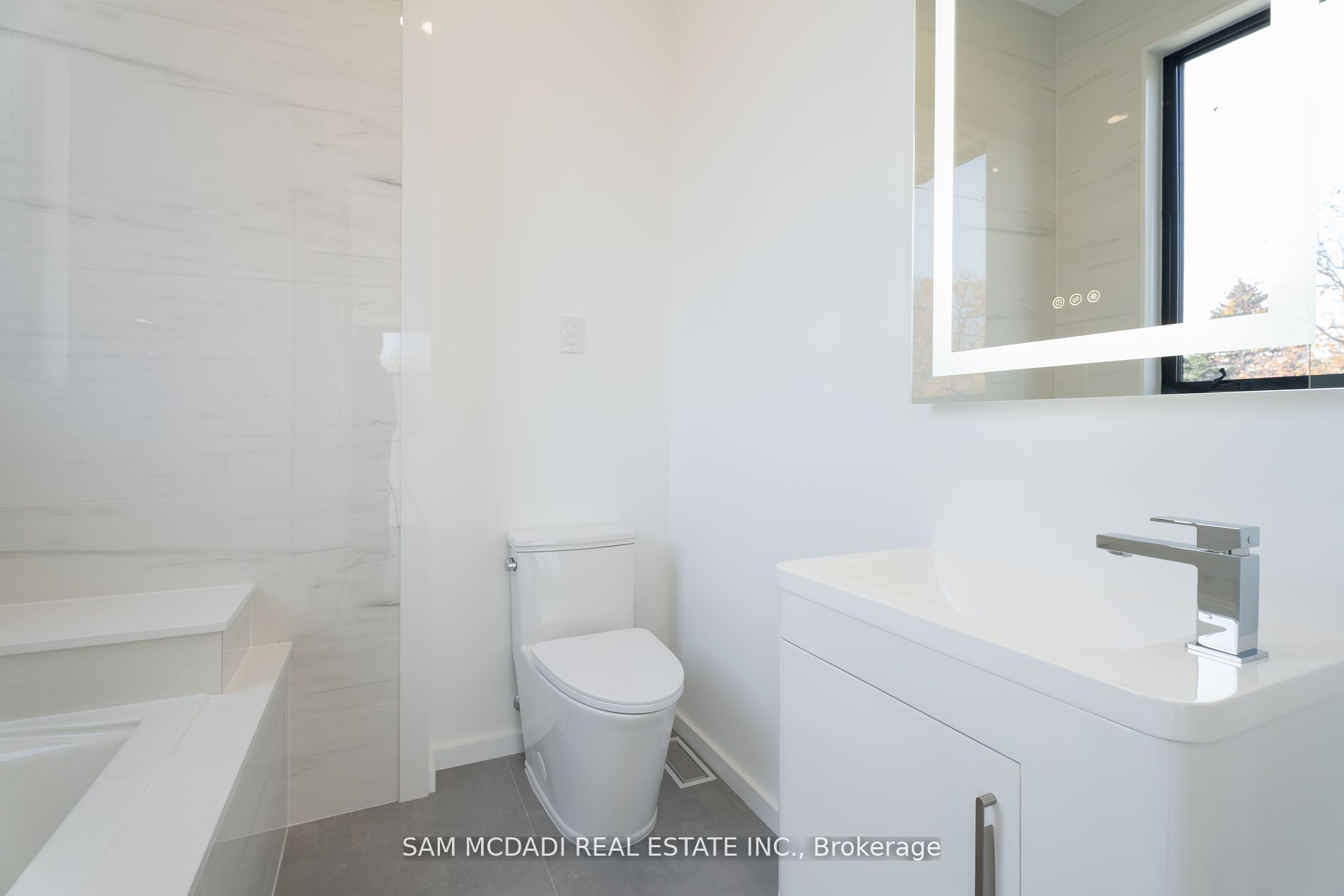 2755 Bushland Cres