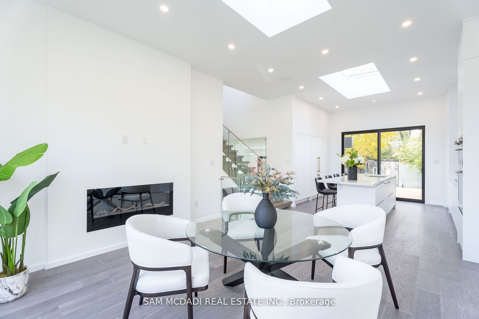 2755 Bushland Cres