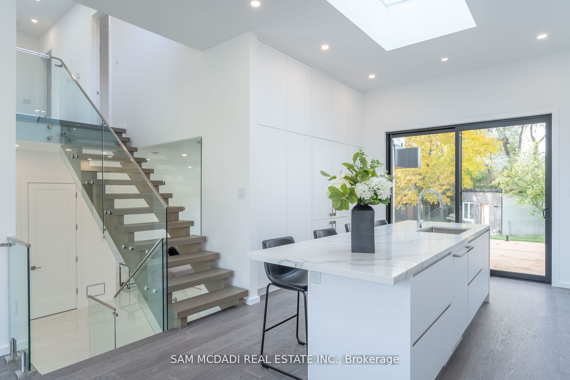 2755 Bushland Cres