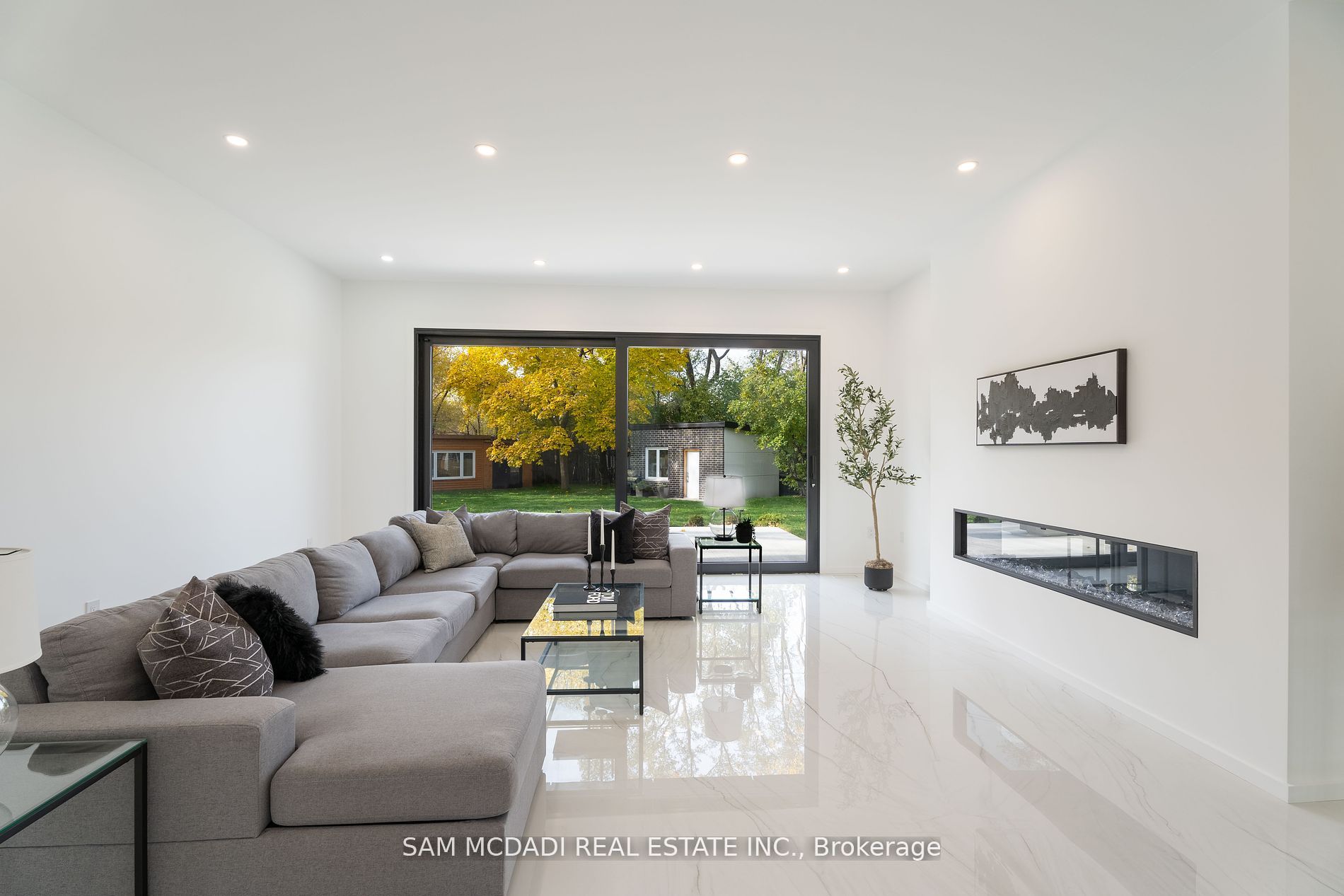 2755 Bushland Cres