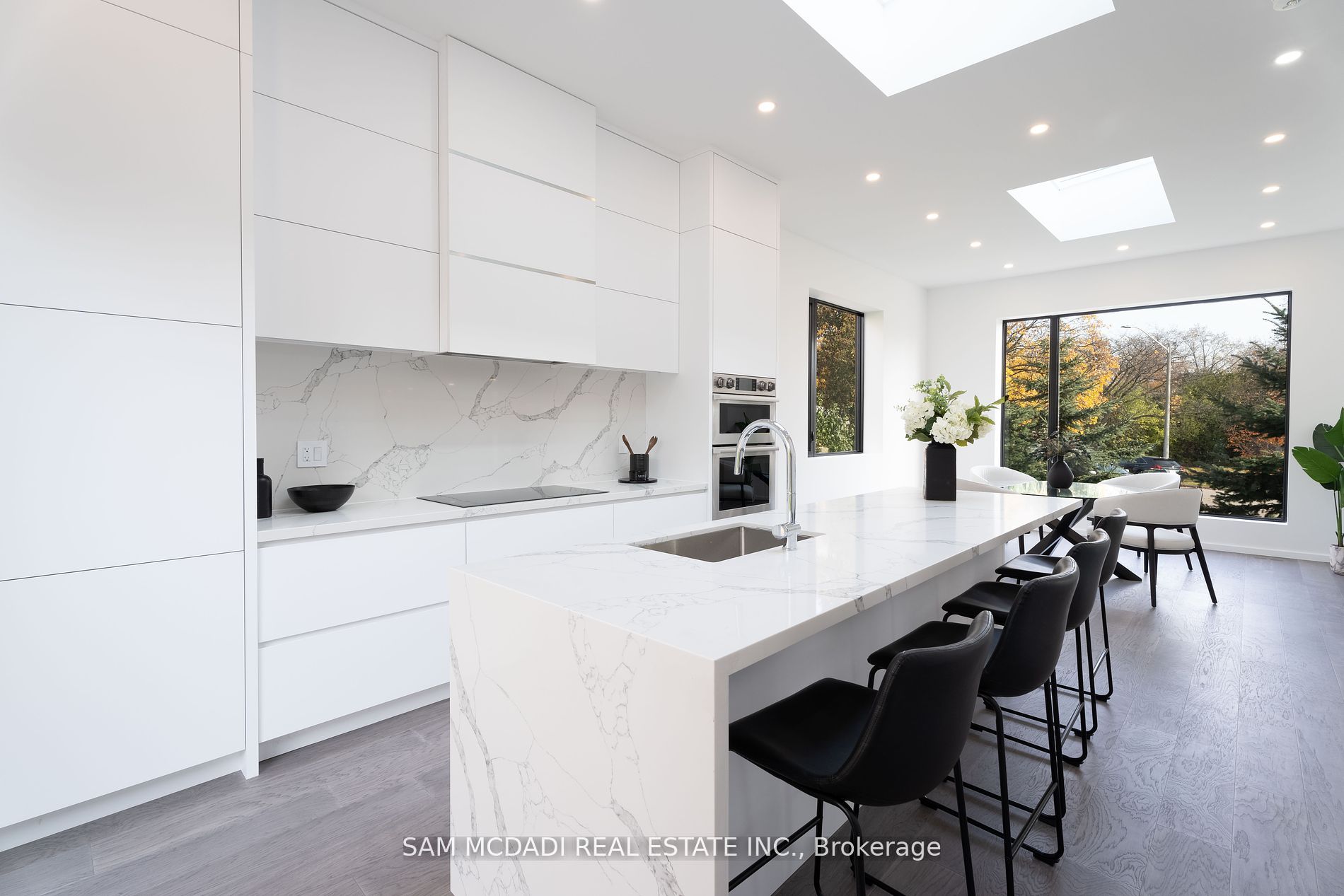2755 Bushland Cres