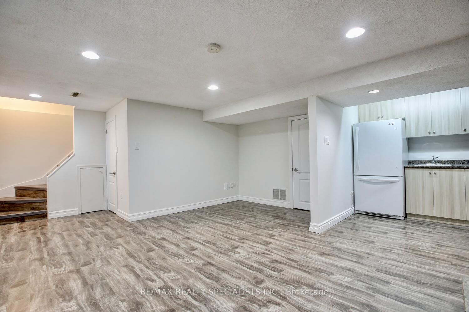 2420 Winthrop Cres