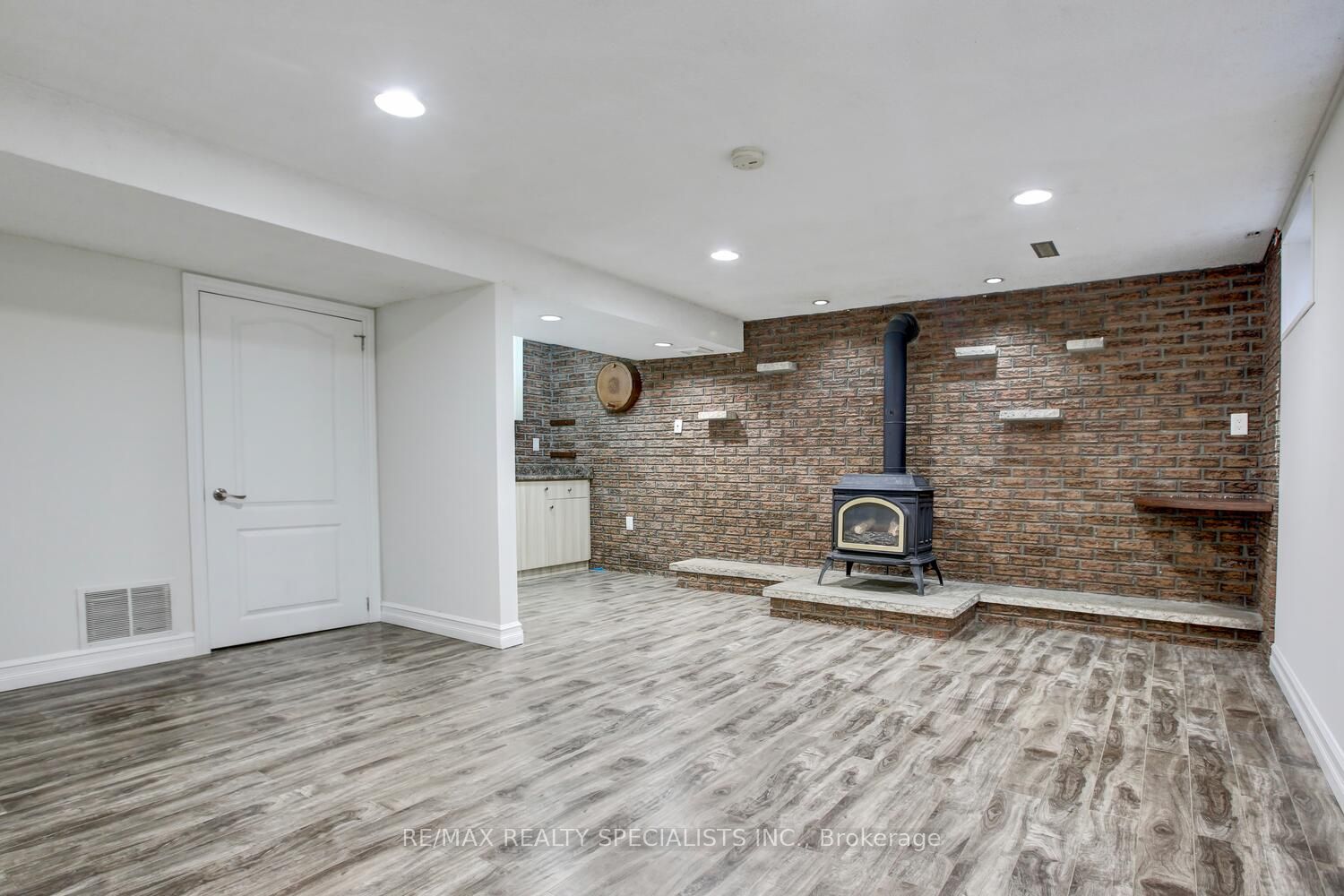 2420 Winthrop Cres