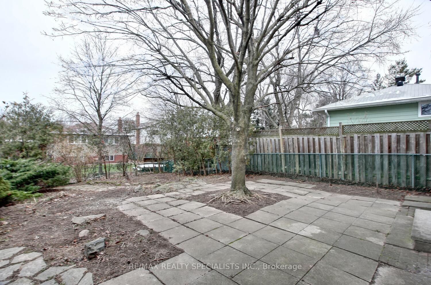 2420 Winthrop Cres