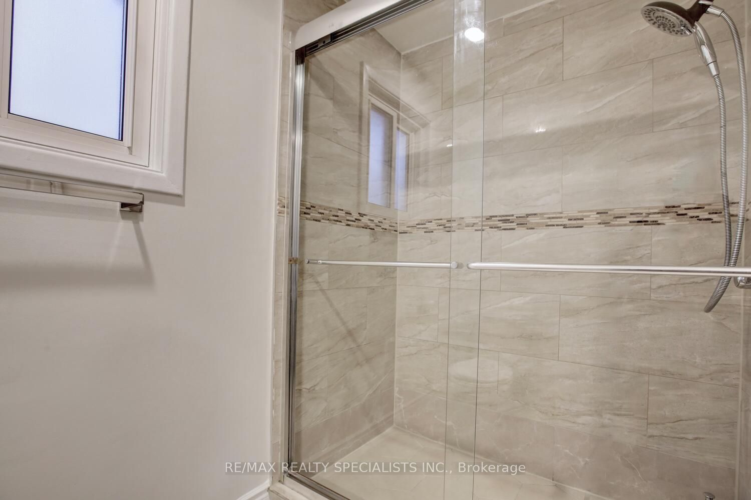 2420 Winthrop Cres