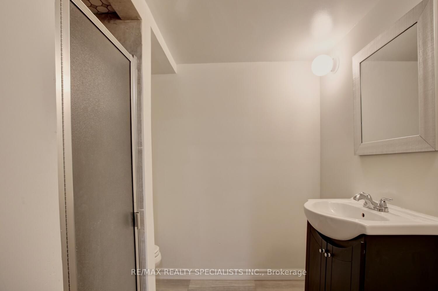 2420 Winthrop Cres