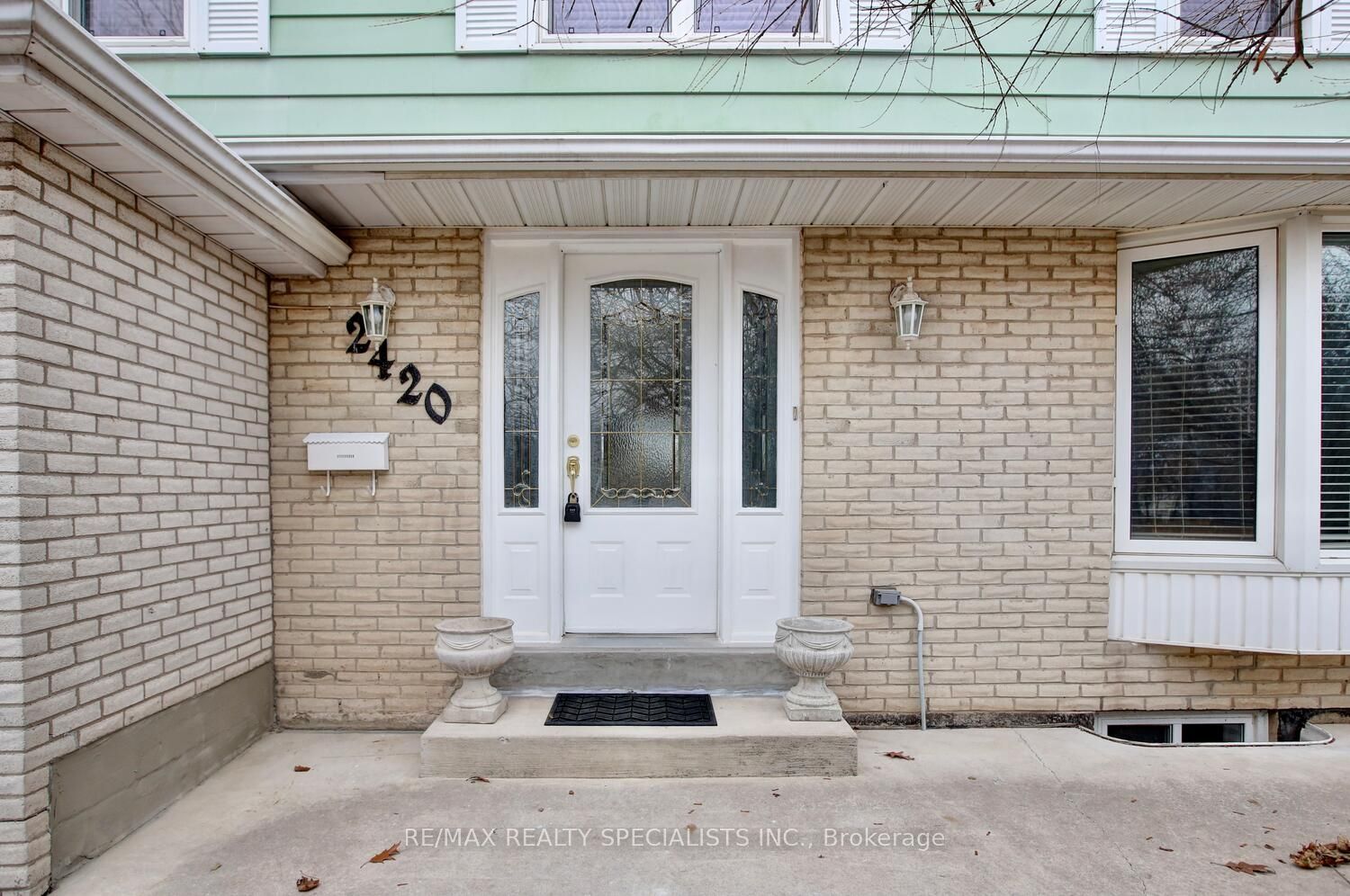 2420 Winthrop Cres