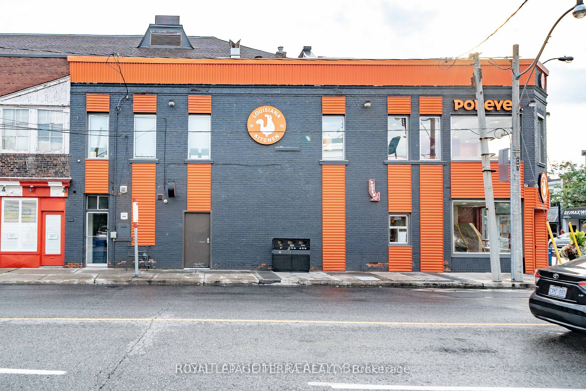 2221 Bloor St W