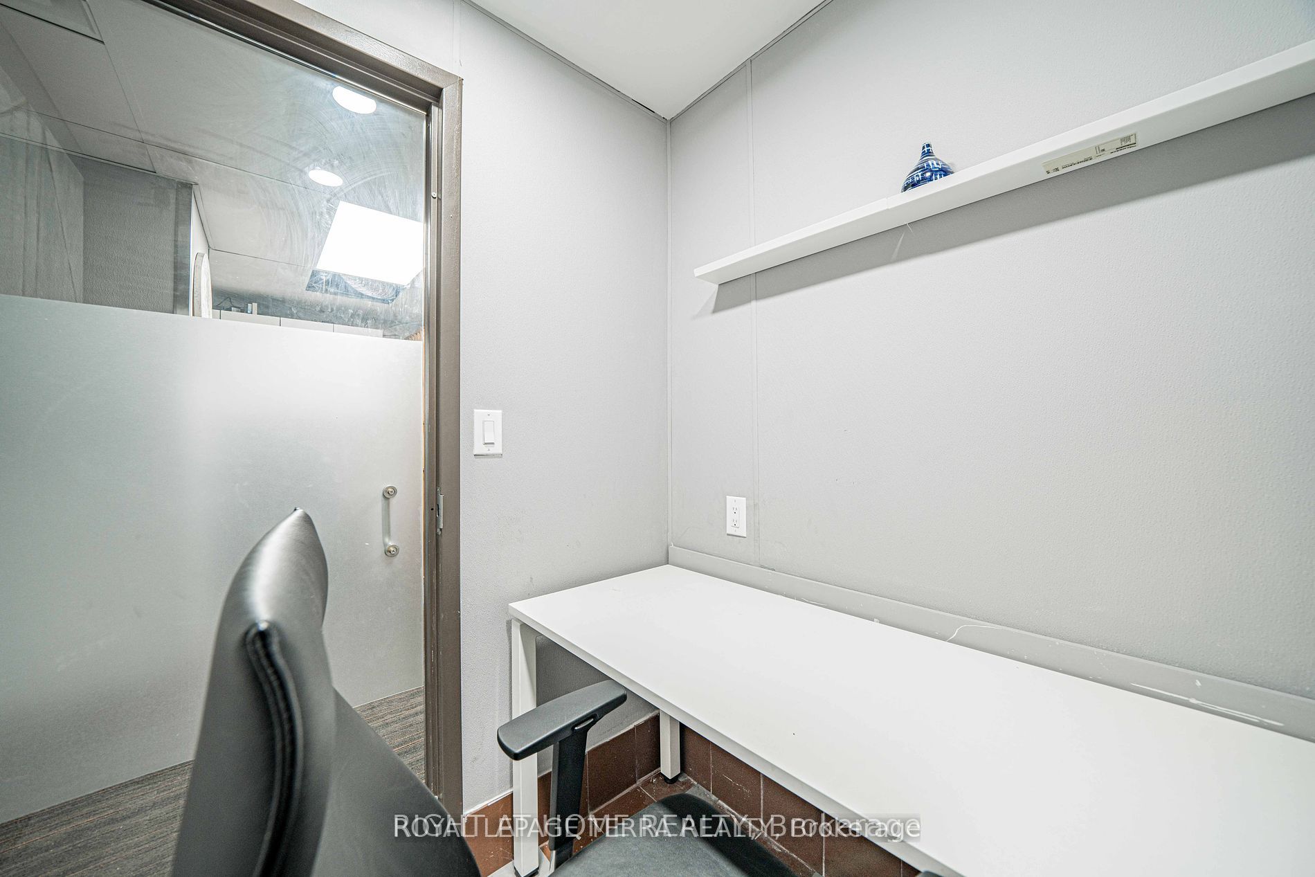 2221 Bloor St W