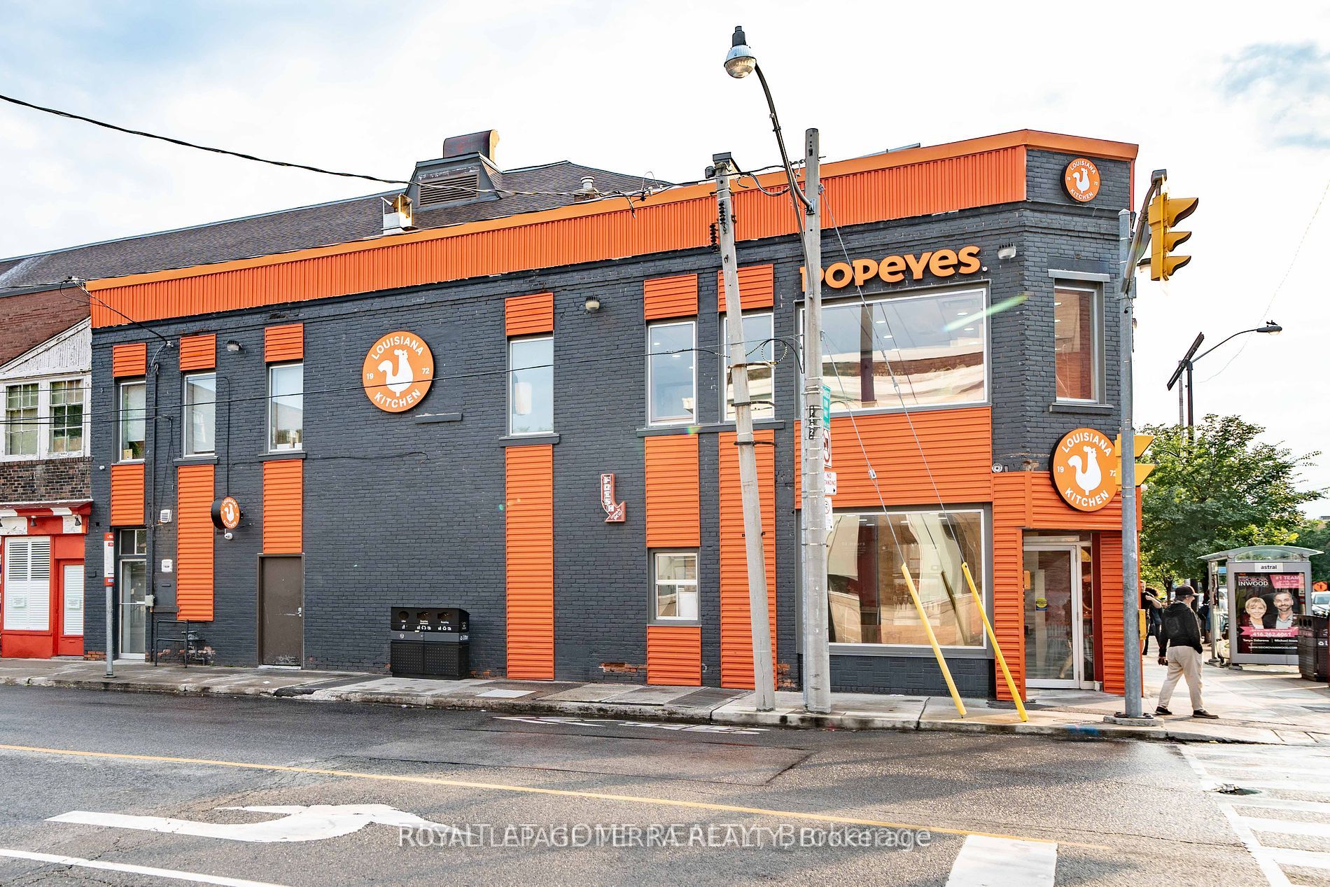 2221 Bloor St W