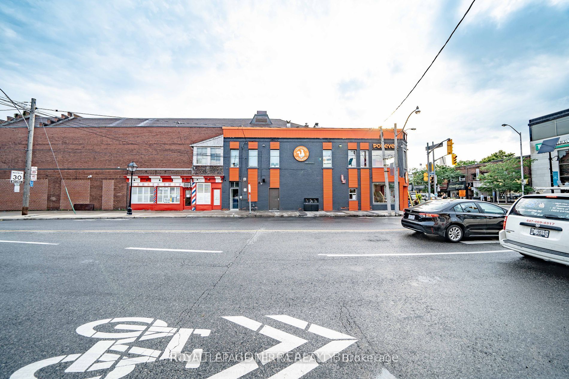 2221 Bloor St W