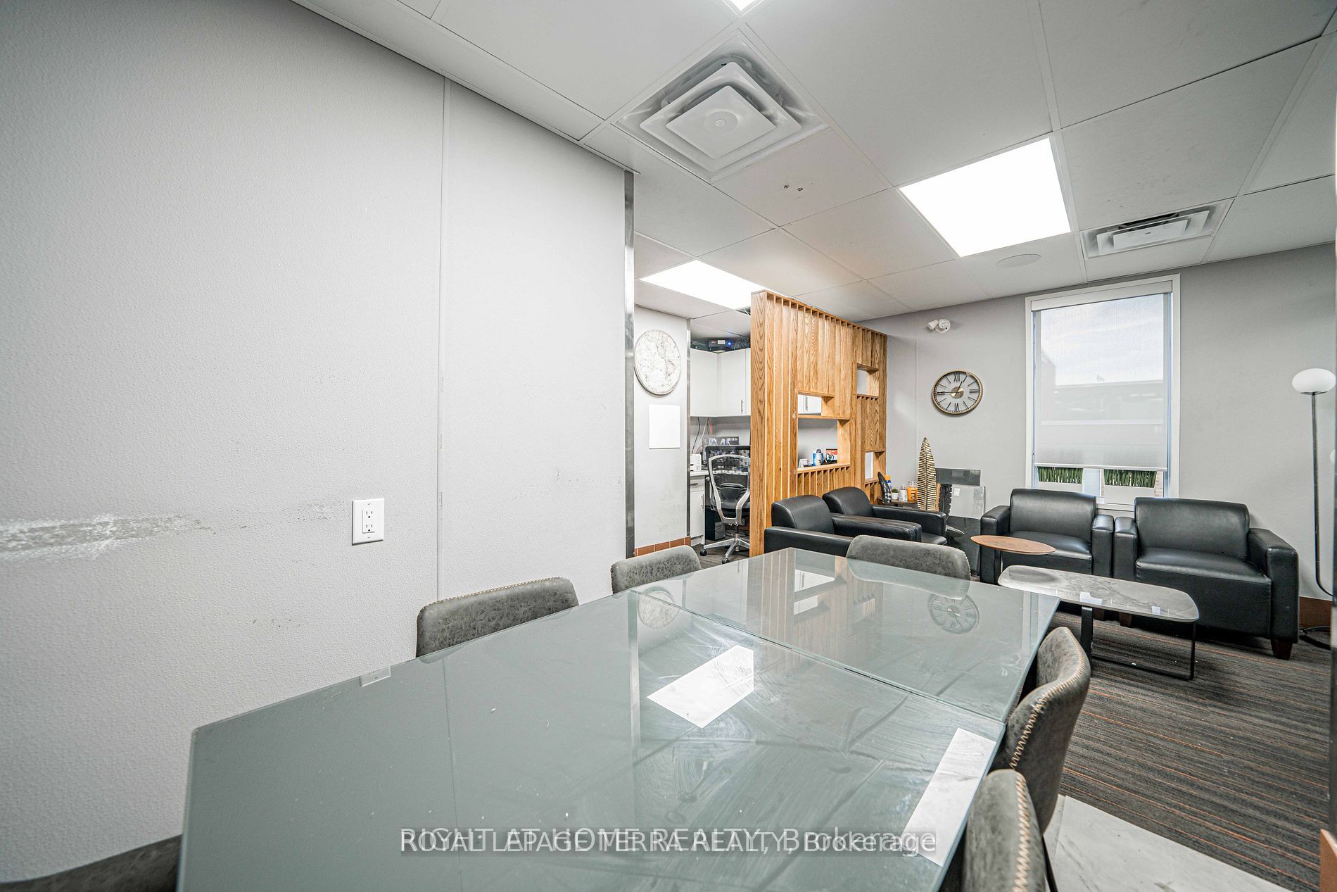 2221 Bloor St W
