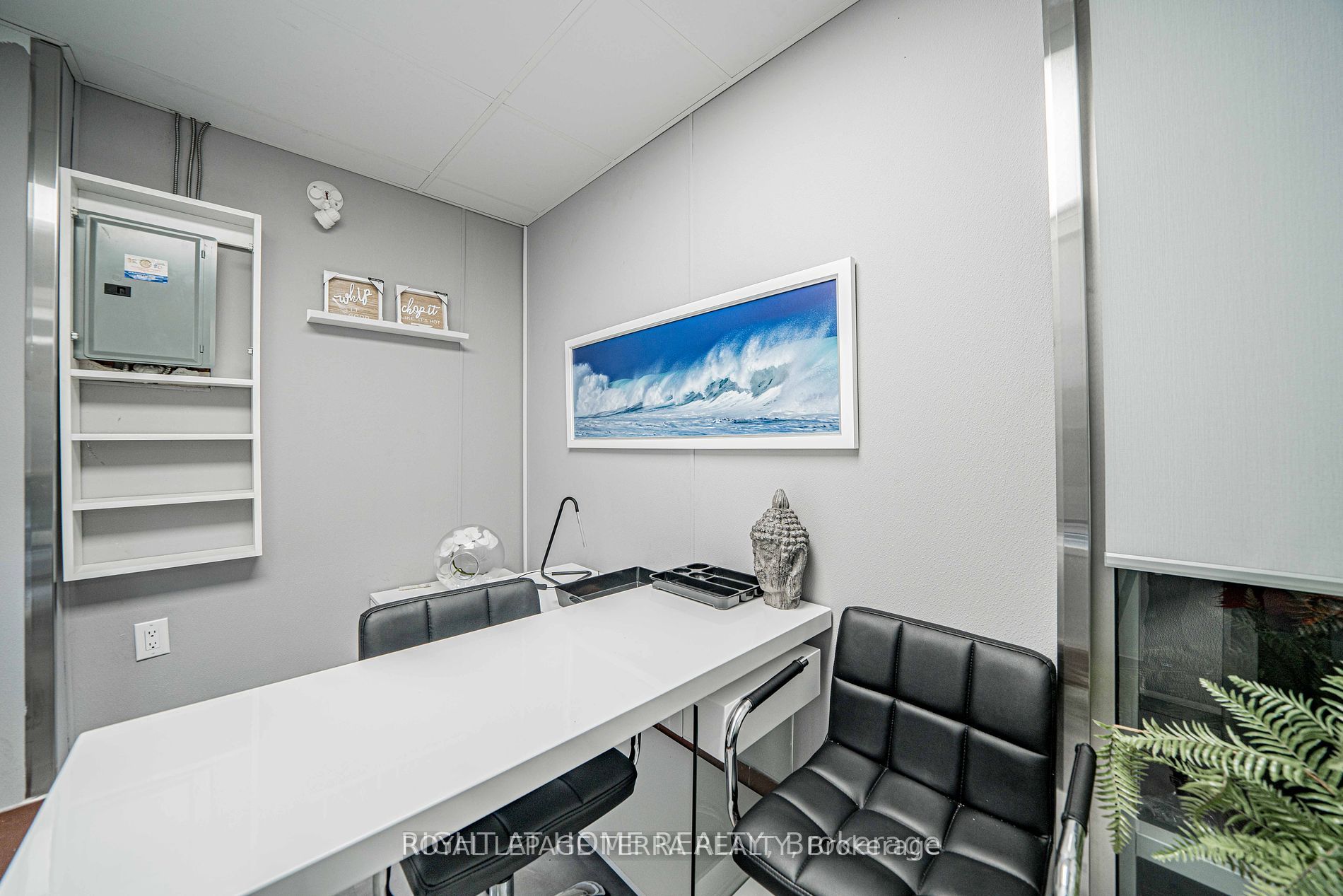 2221 Bloor St W