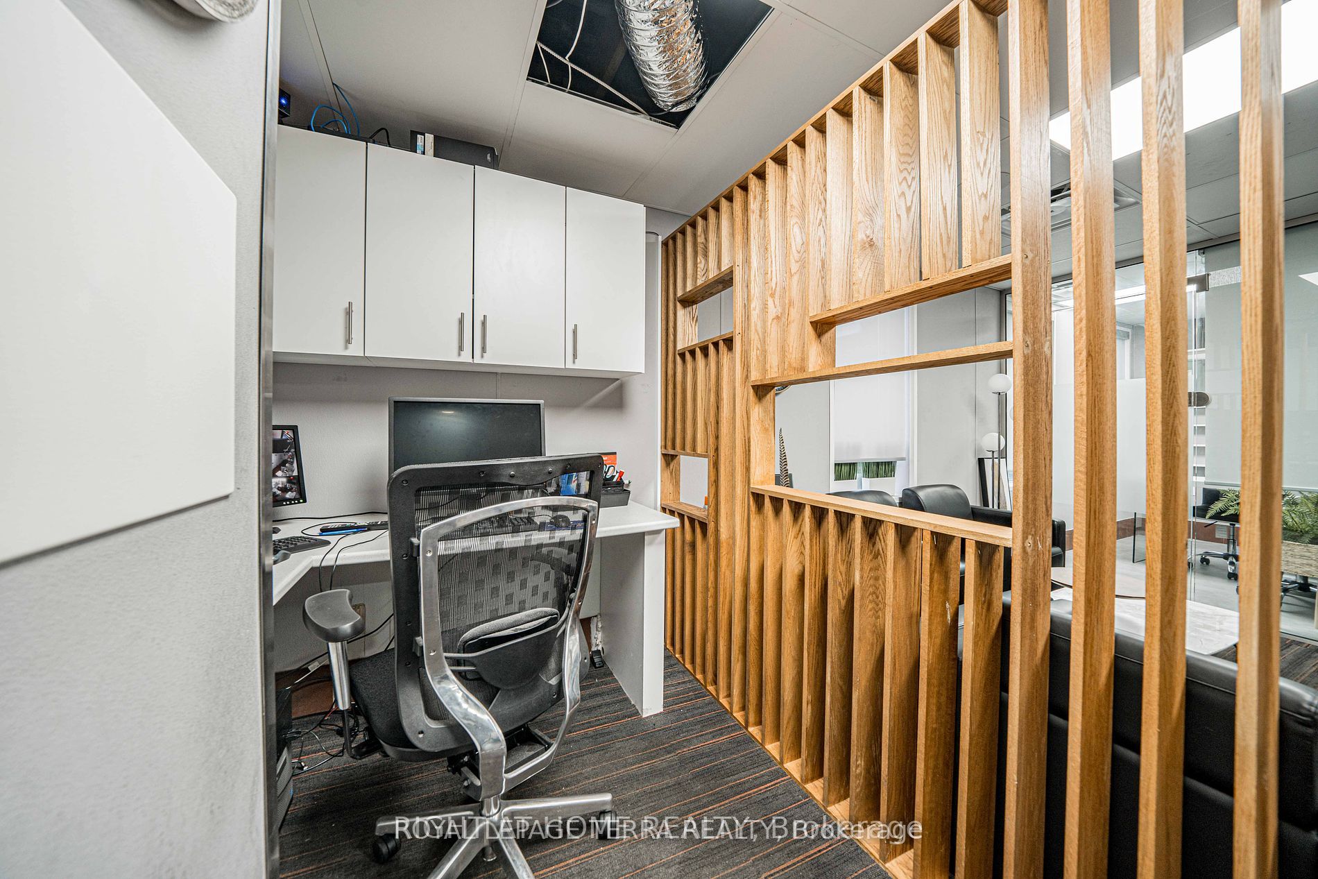 2221 Bloor St W