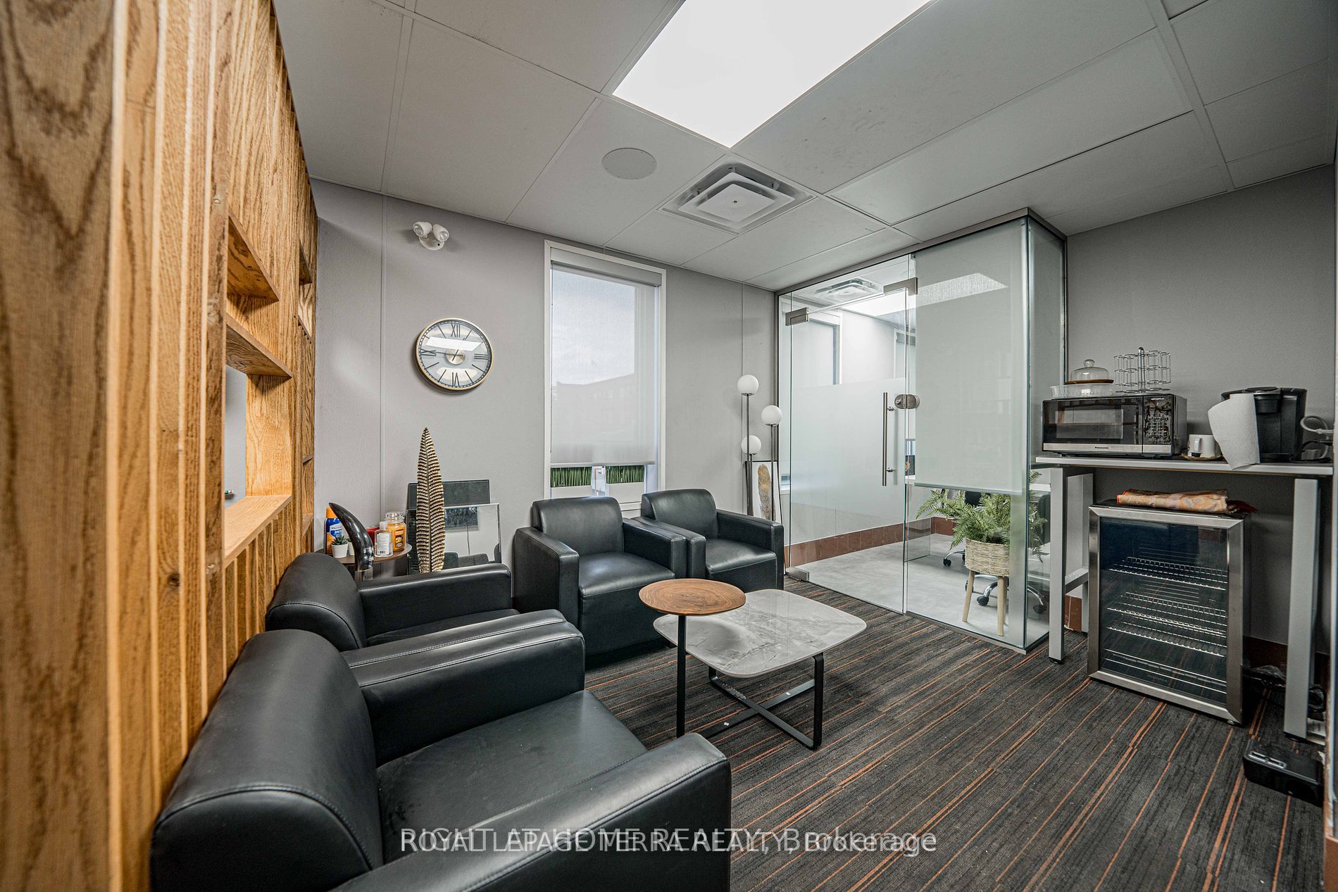 2221 Bloor St W