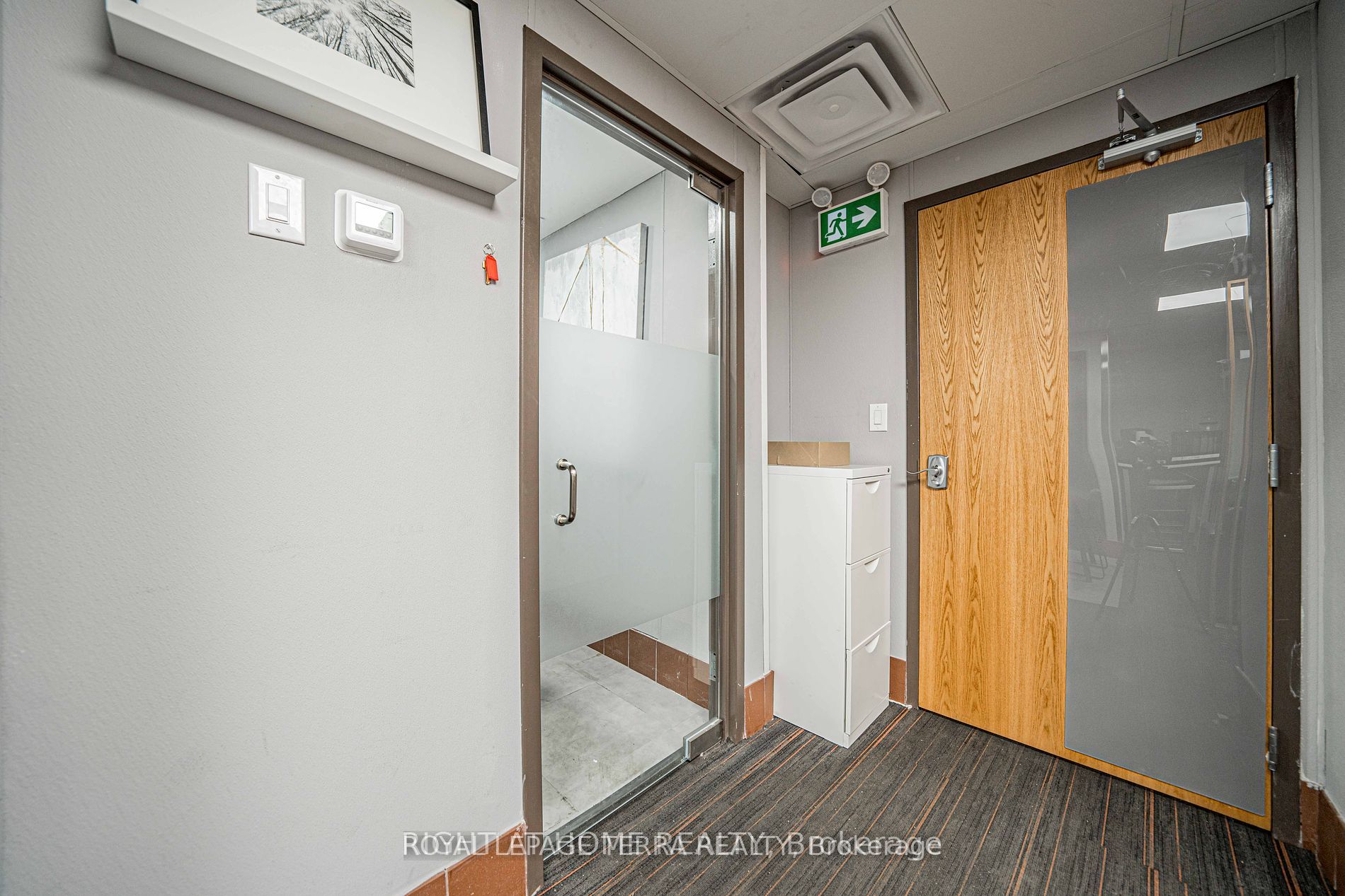 2221 Bloor St W