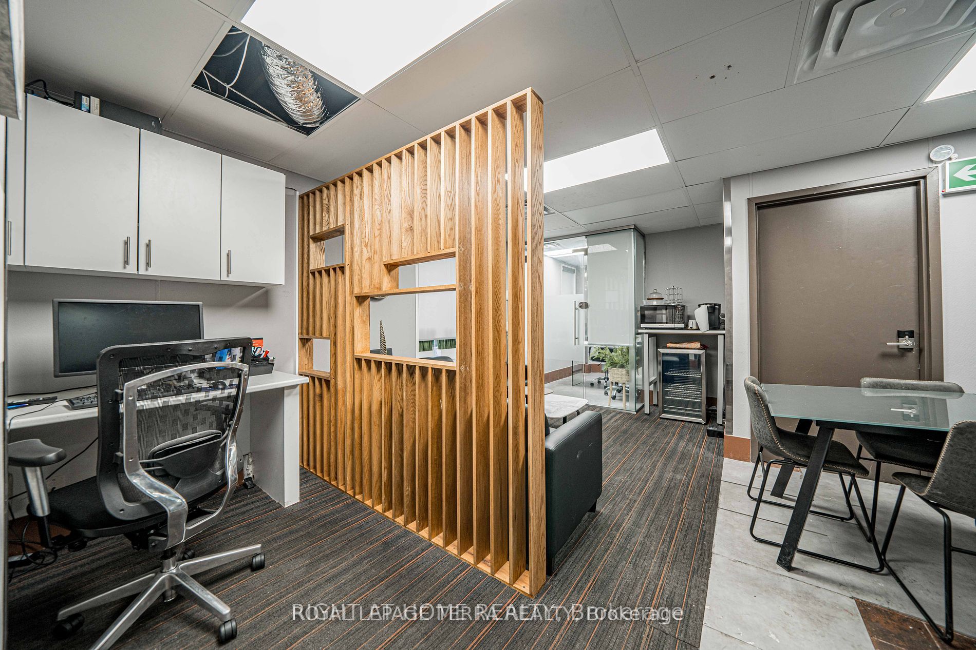 2221 Bloor St W