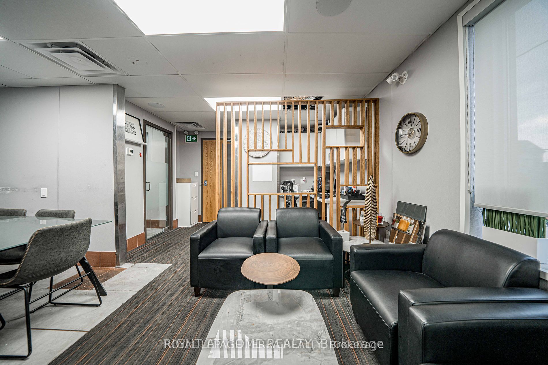 2221 Bloor St W