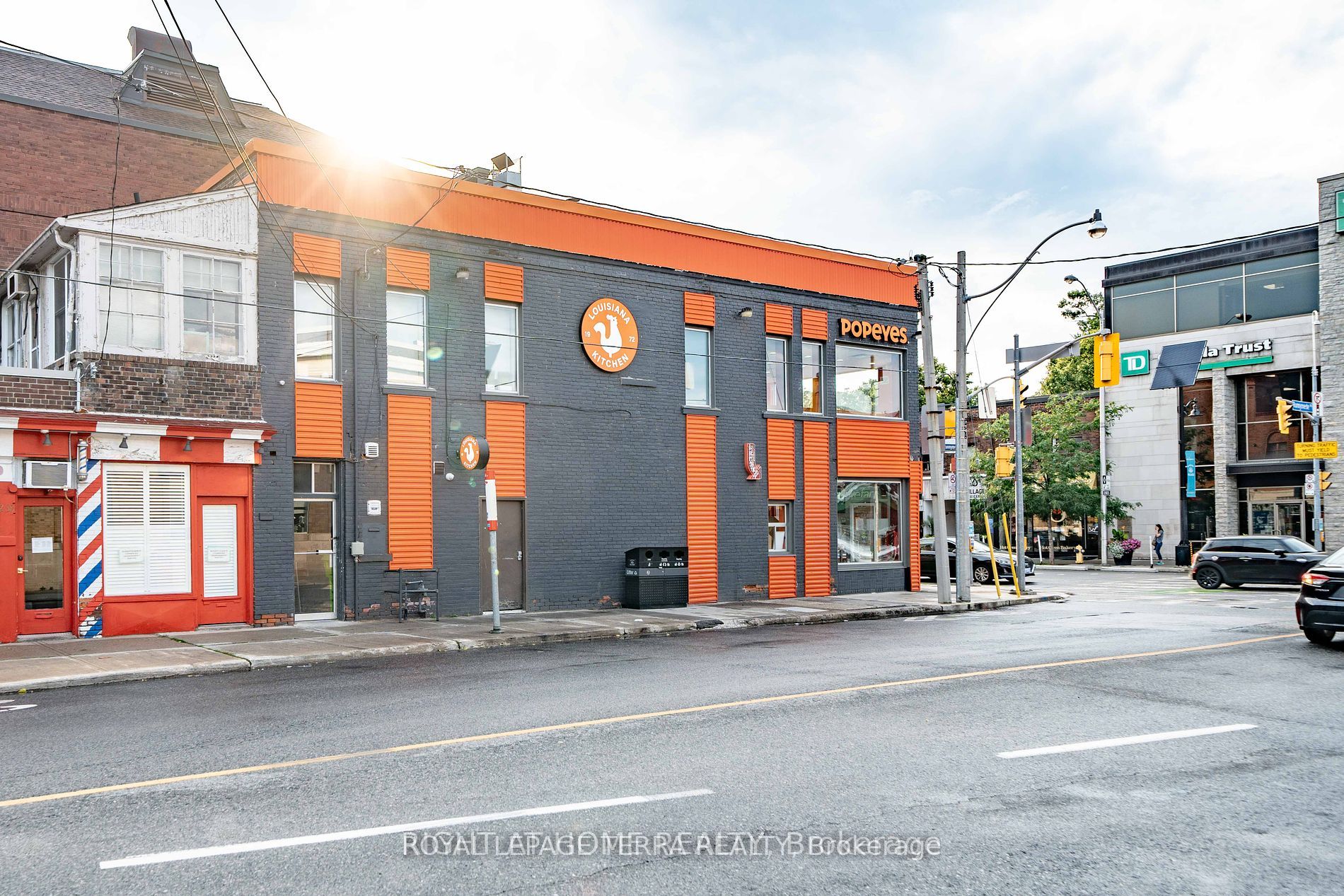 2221 Bloor St W