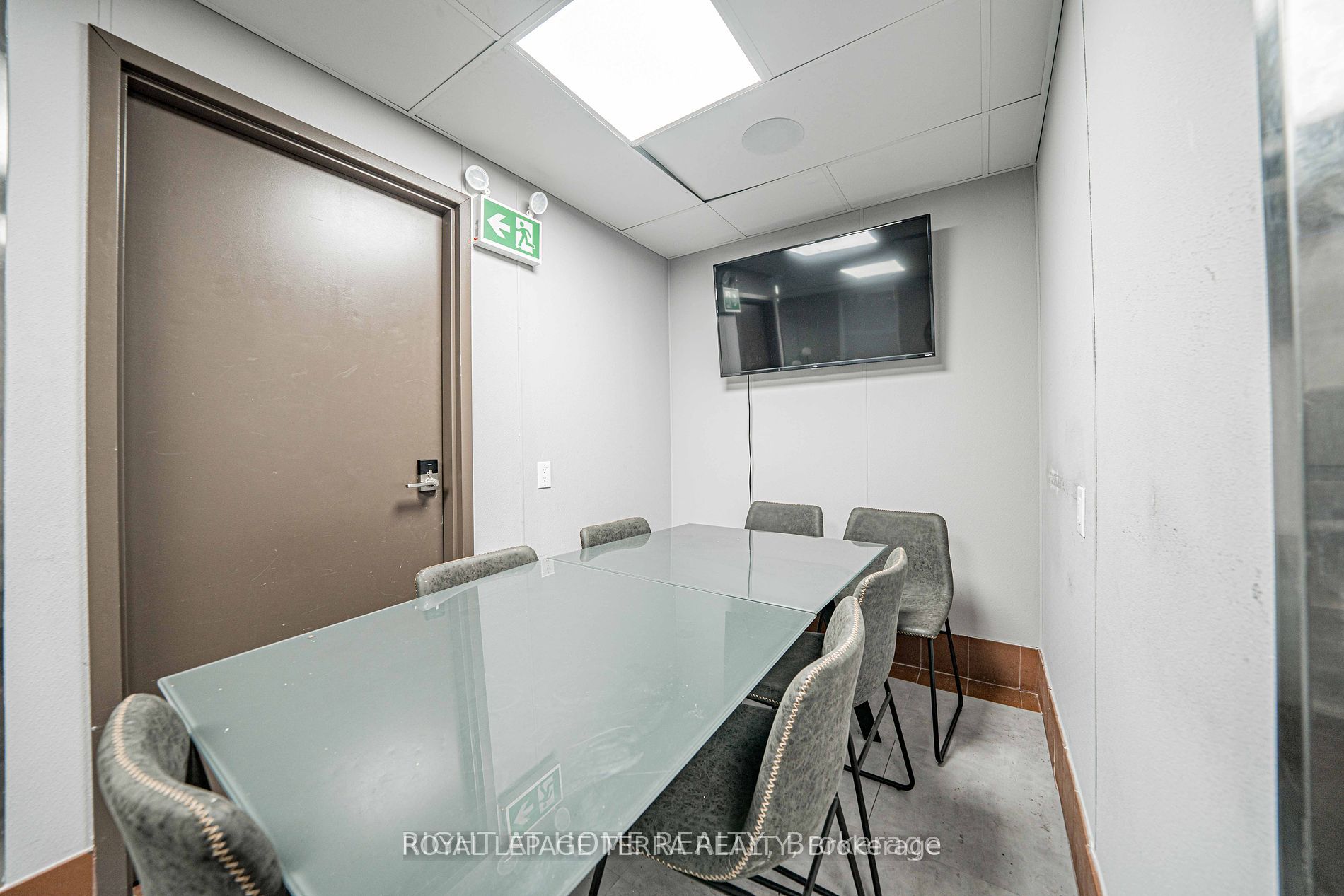 2221 Bloor St W