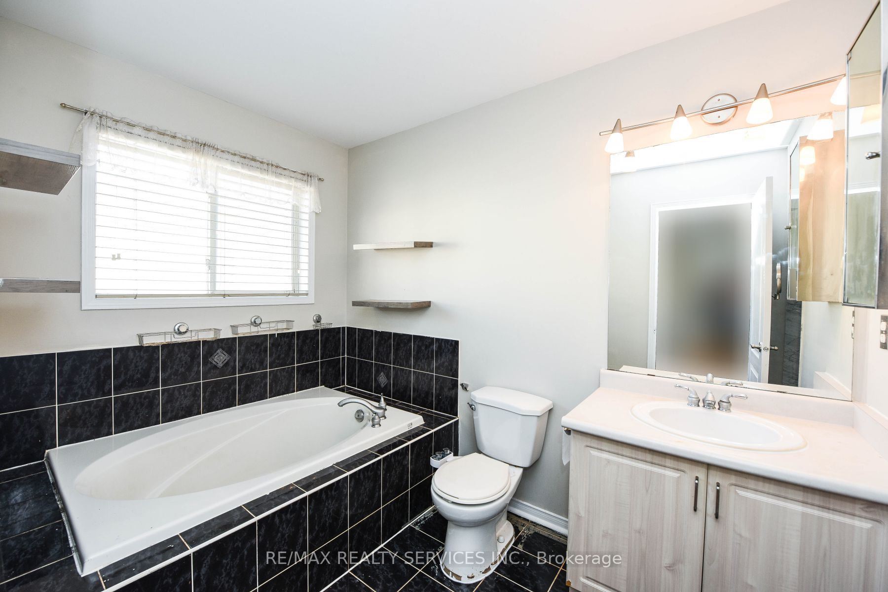 33 Poplar Plains Rd