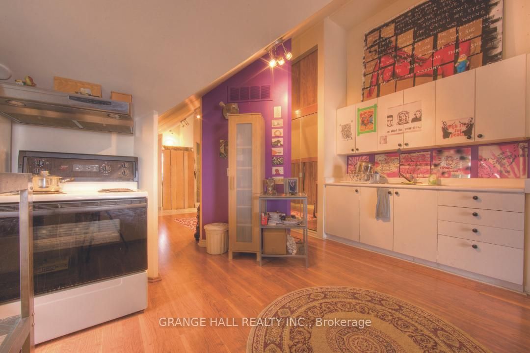 1544 King St W