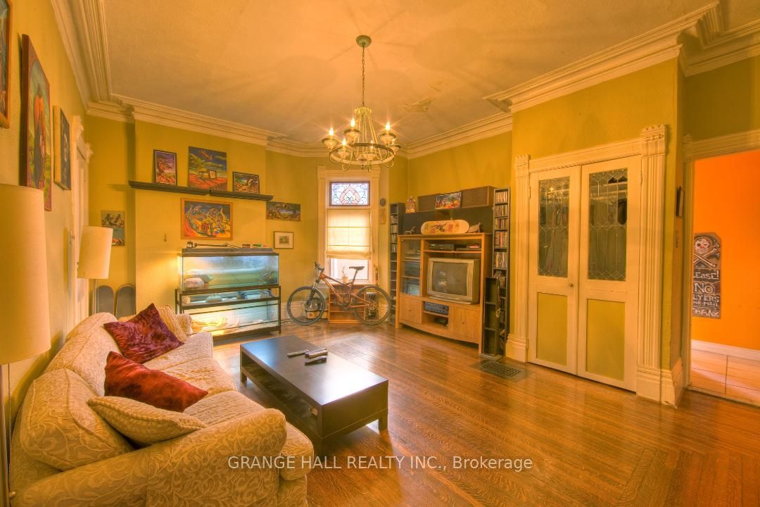 1544 King St W