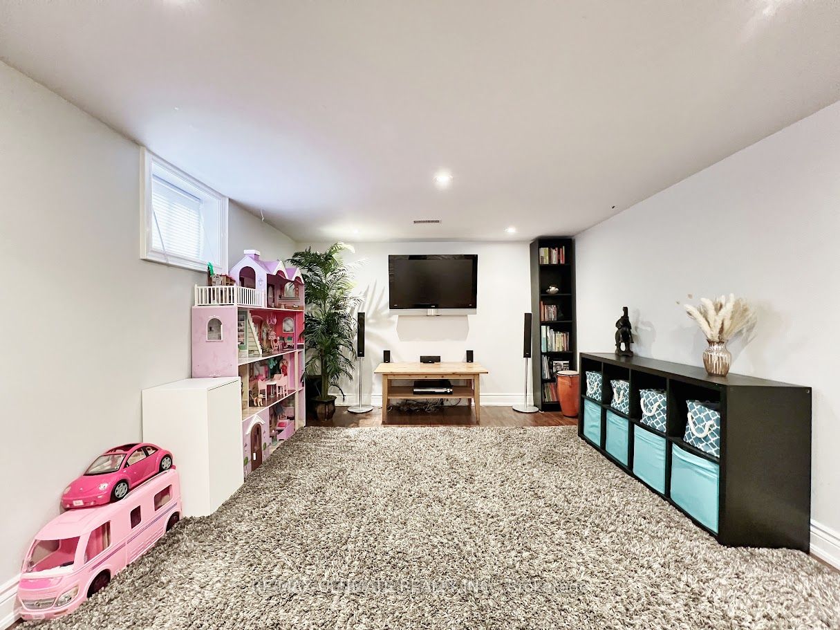 52 Lockerbie Ave