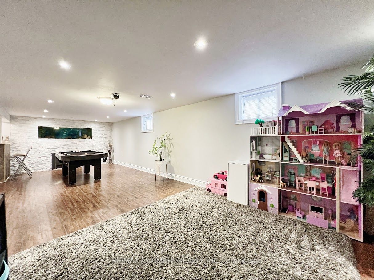 52 Lockerbie Ave