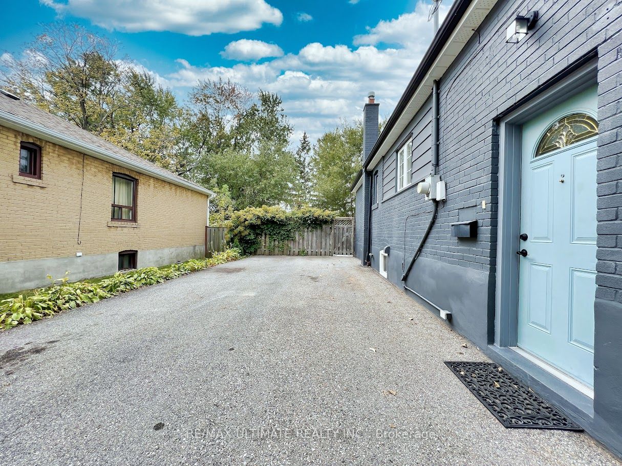 52 Lockerbie Ave