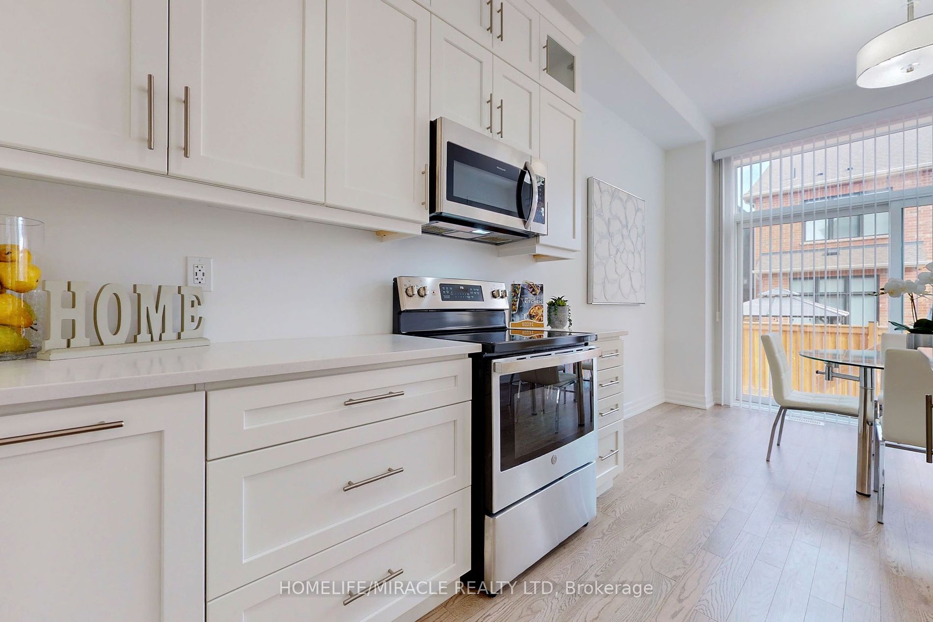 1412 Lakeport Cres