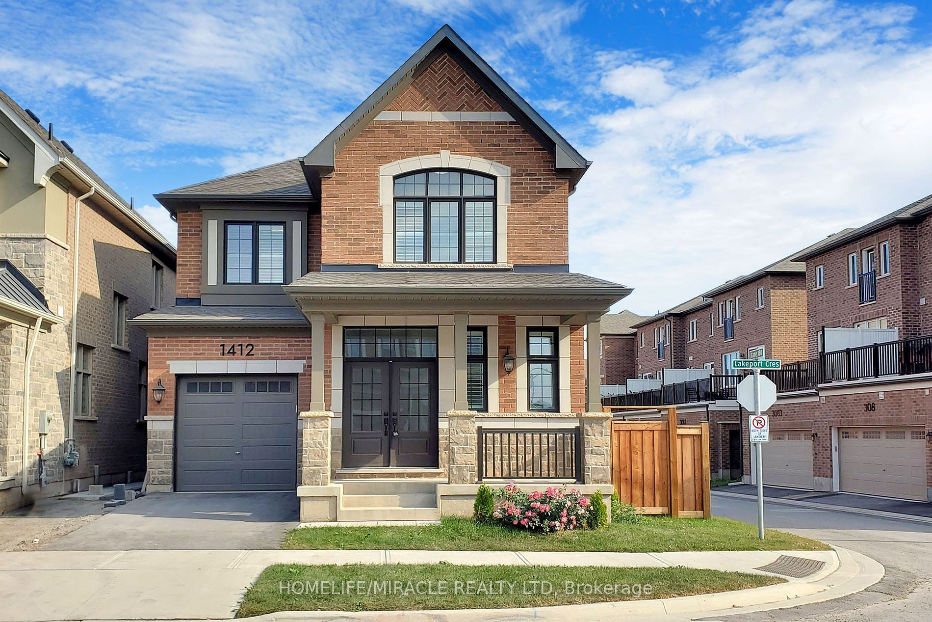1412 Lakeport Cres