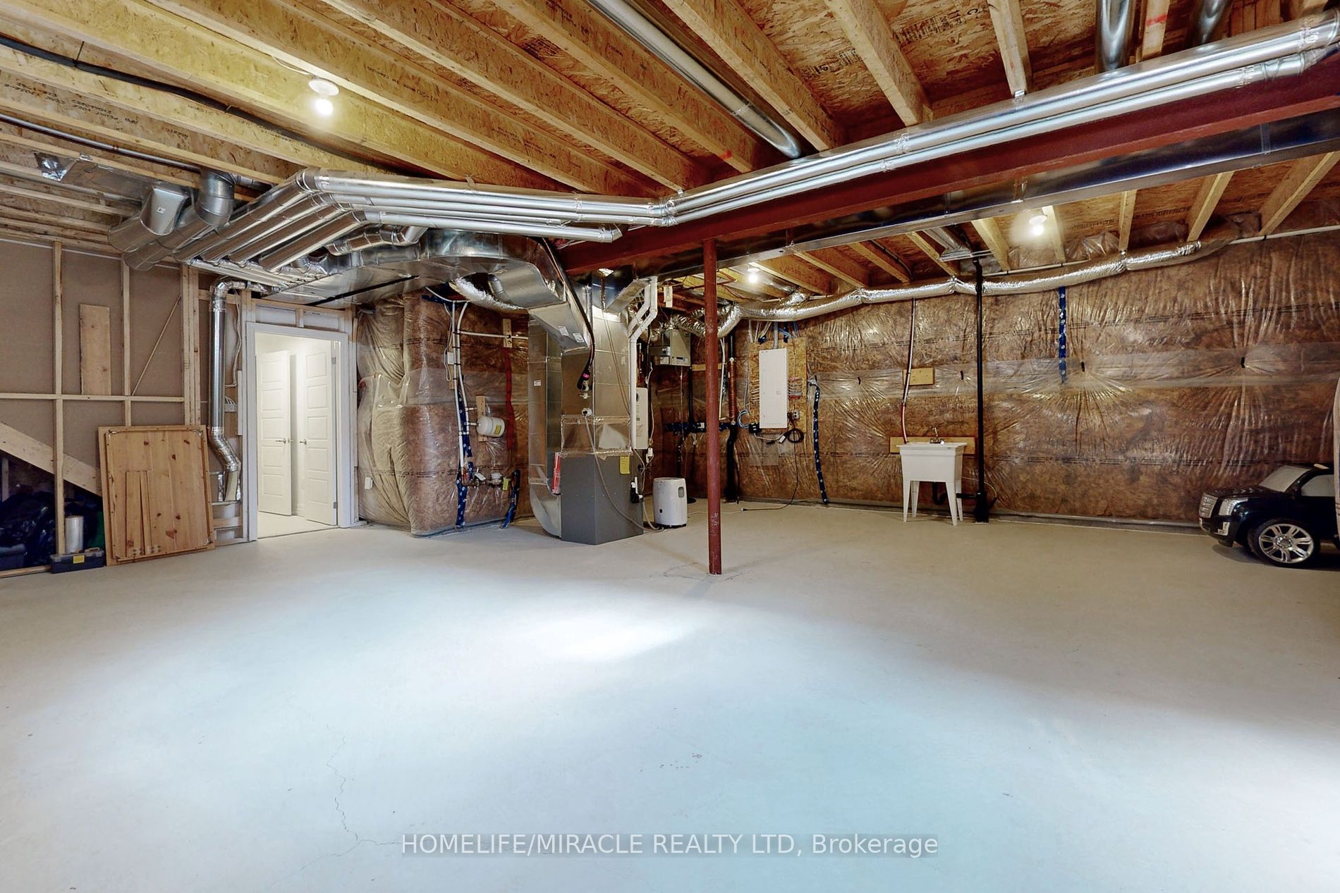 1412 Lakeport Cres