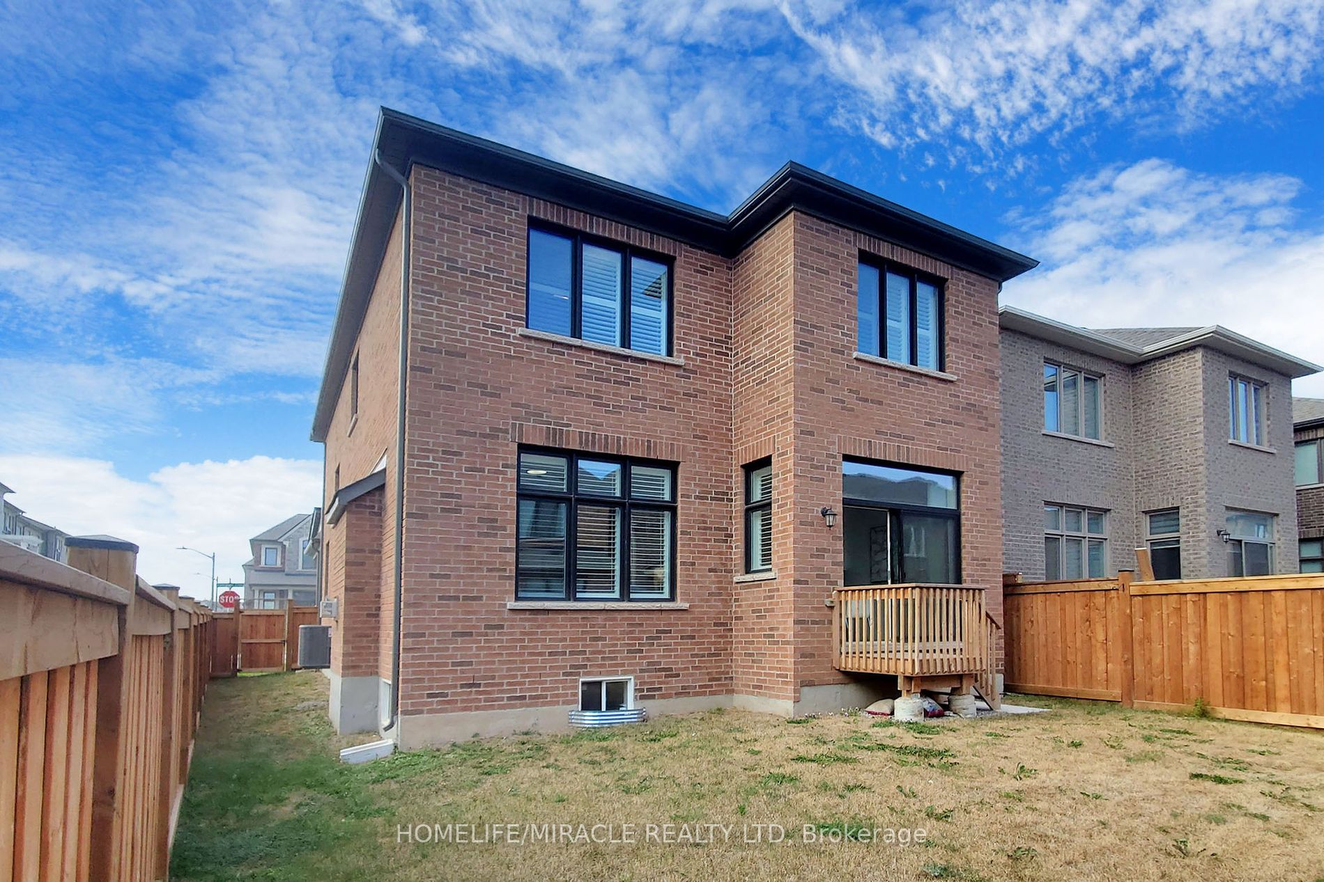 1412 Lakeport Cres