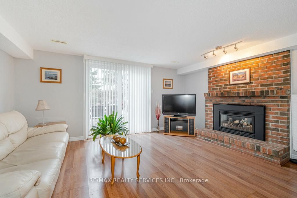 12 Sophia St